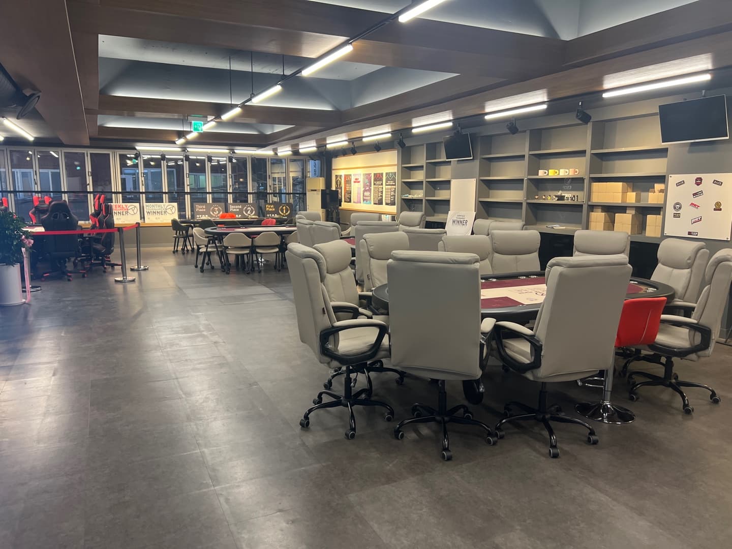 더블업홀덤펍 경성대점 이미지 1