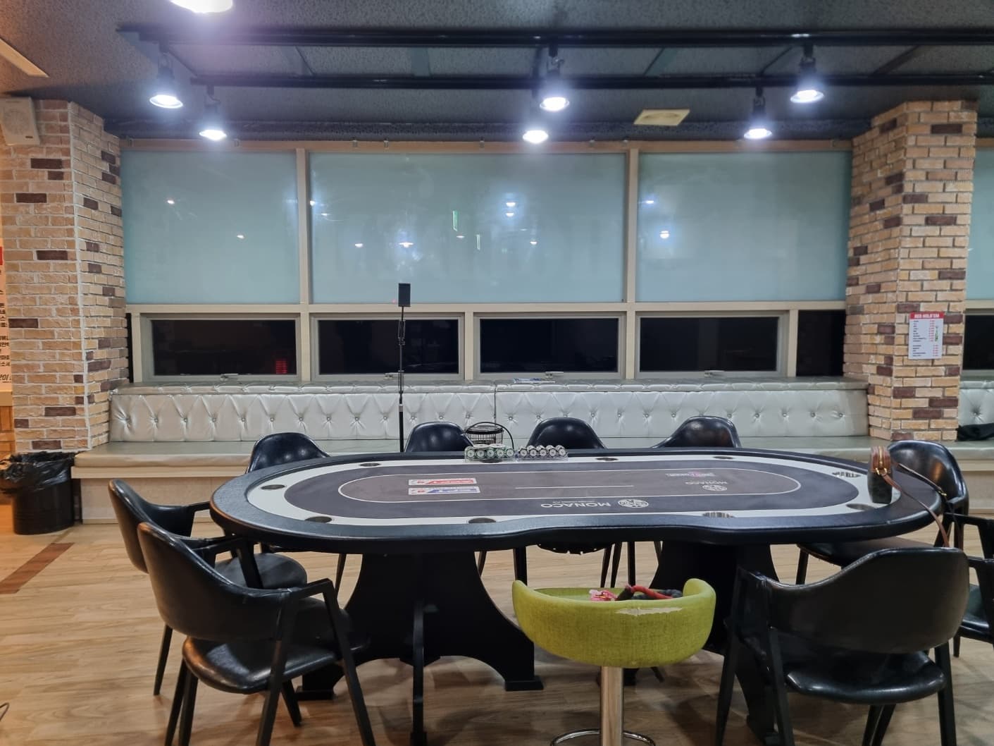 레드홀덤펍 이미지 1