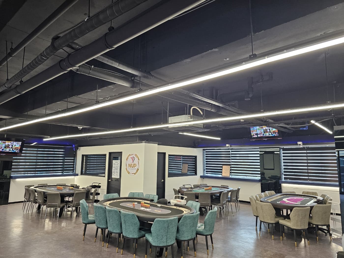 엔유피홀덤펍 부천상동점 이미지 1