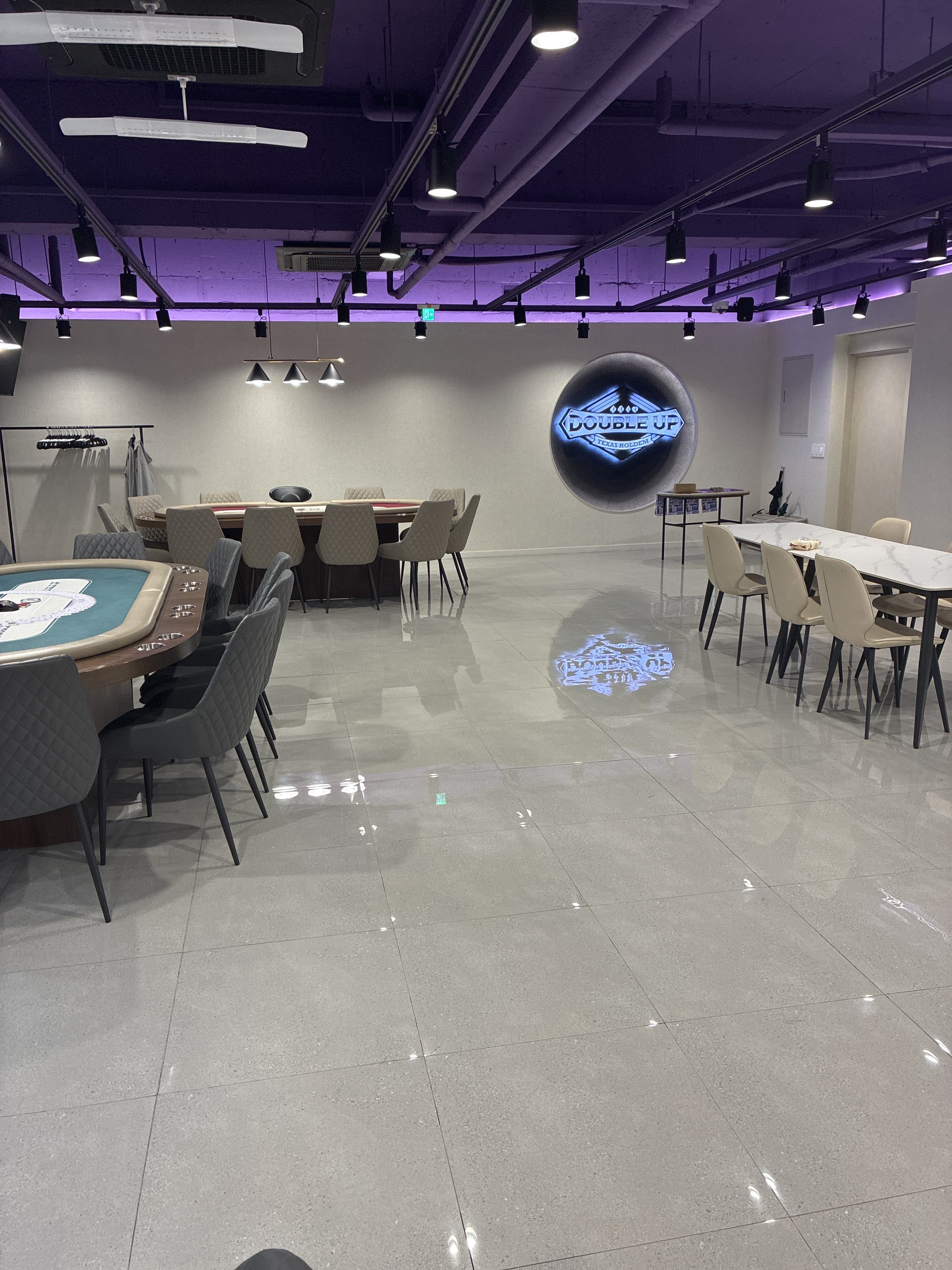 더블업홀덤펍 김해내외점 이미지 1